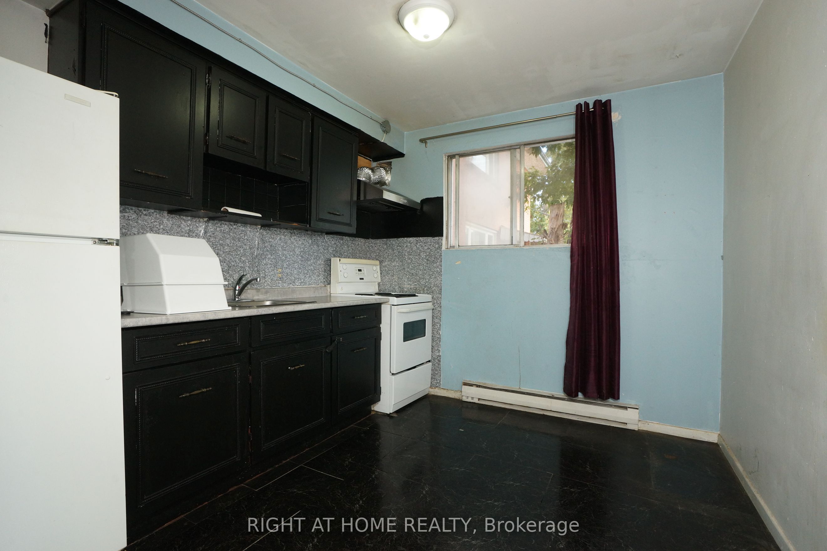 59 Saunby Street N Property Photo 40