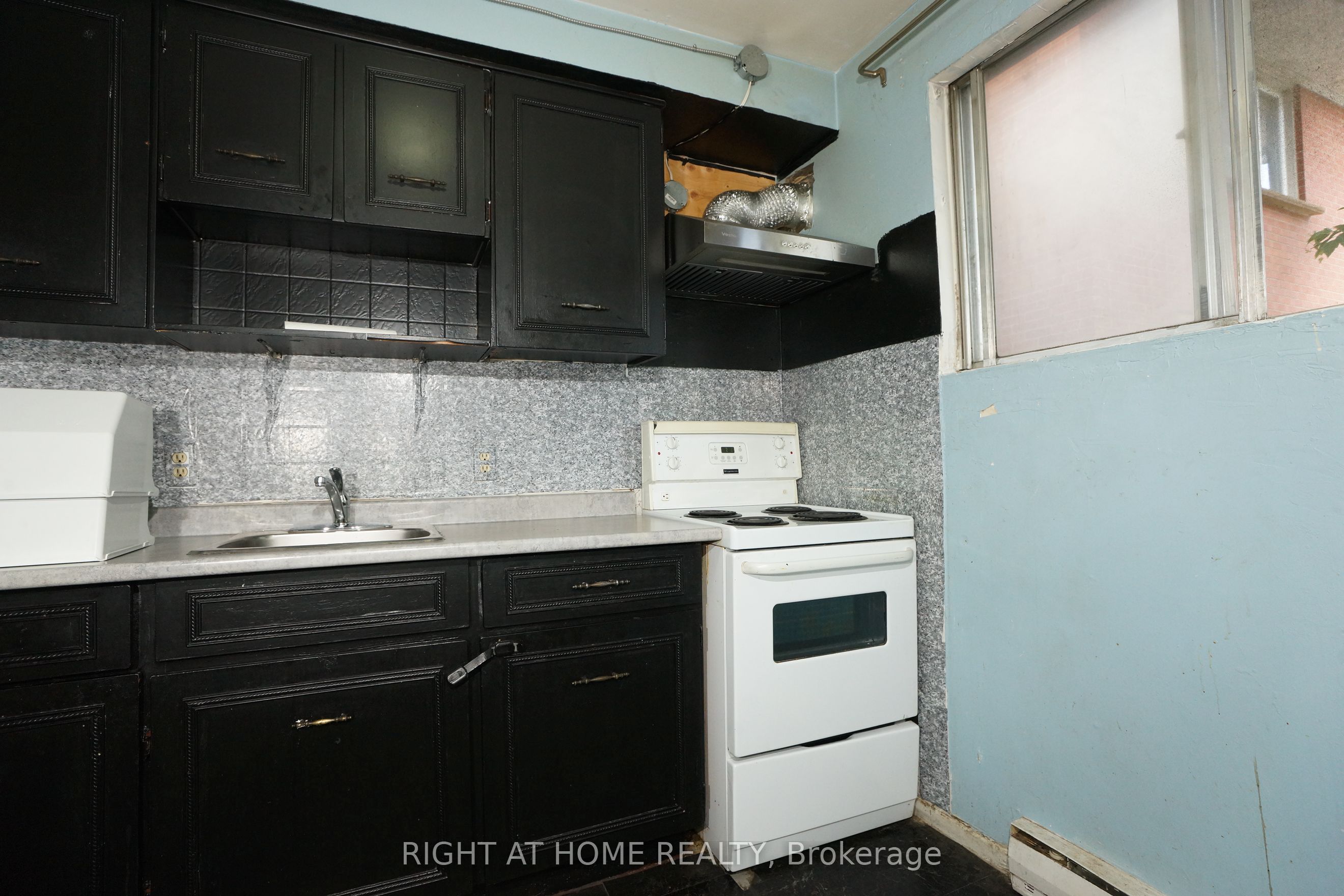 59 Saunby Street N Property Photo 41