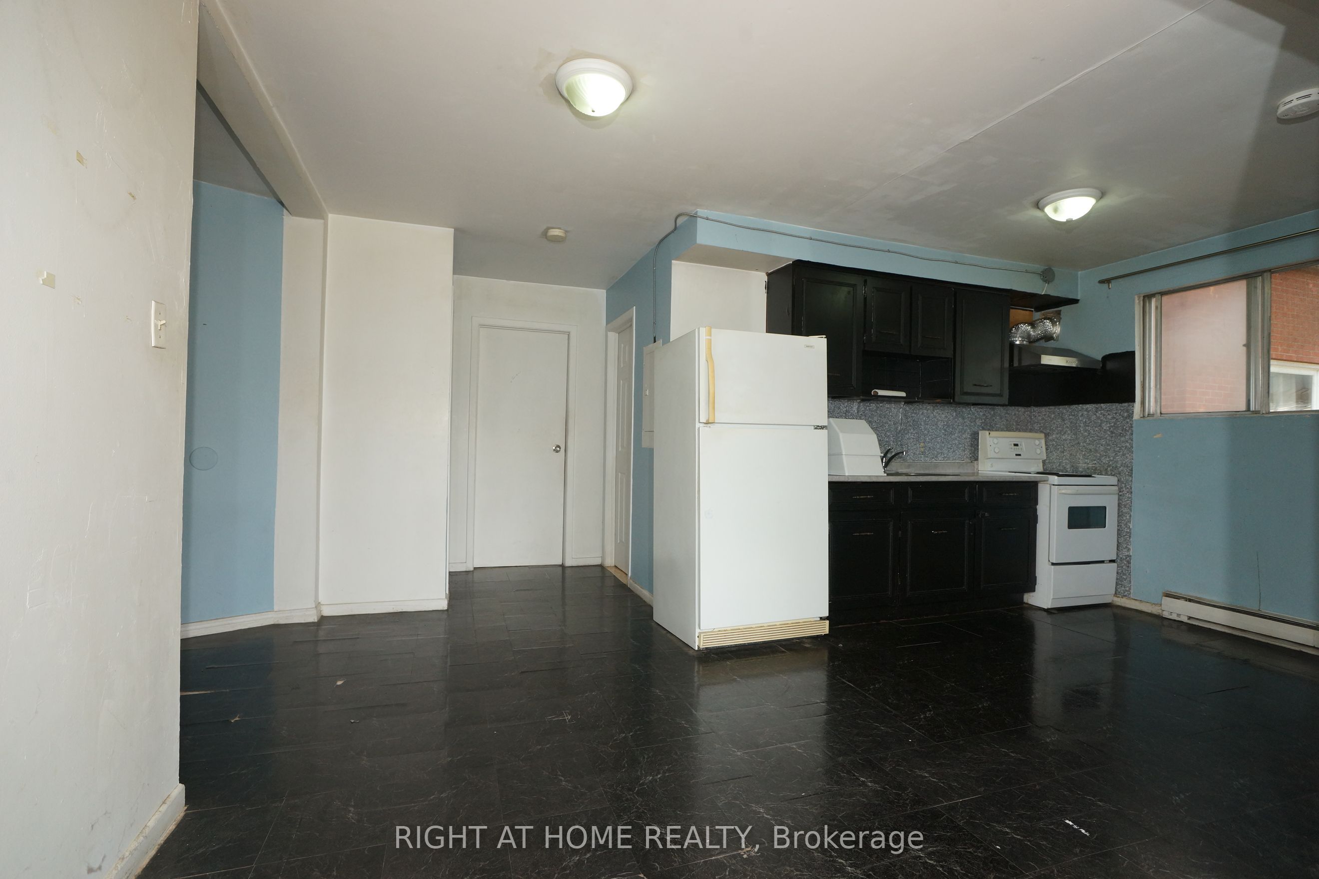 59 Saunby Street N Property Photo 44