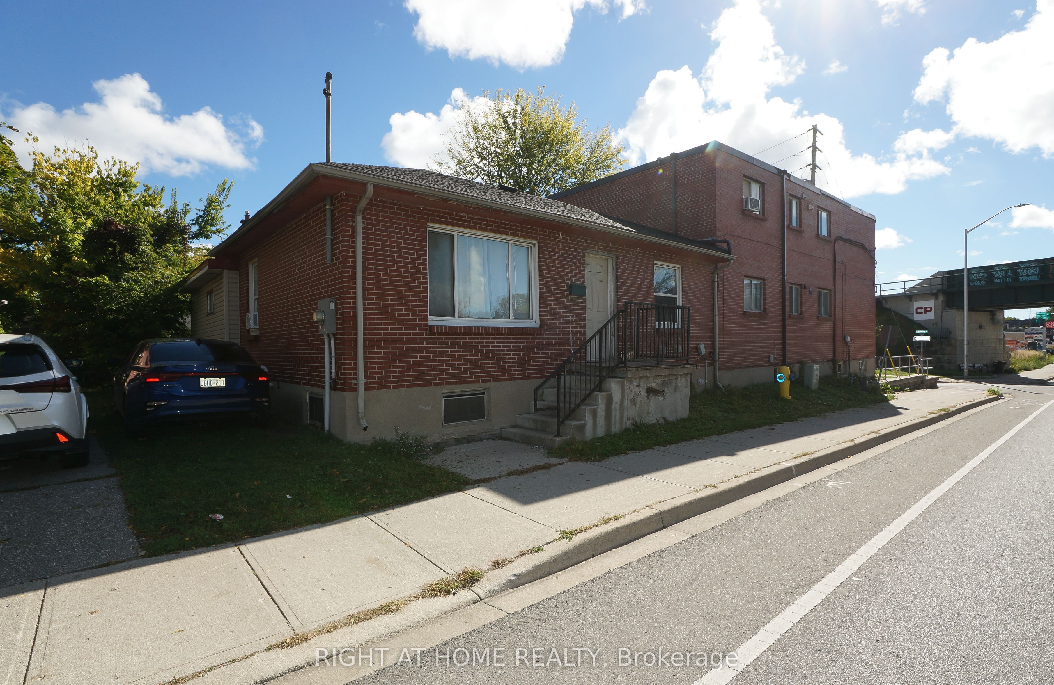 59 Saunby Street N Property Photo 49