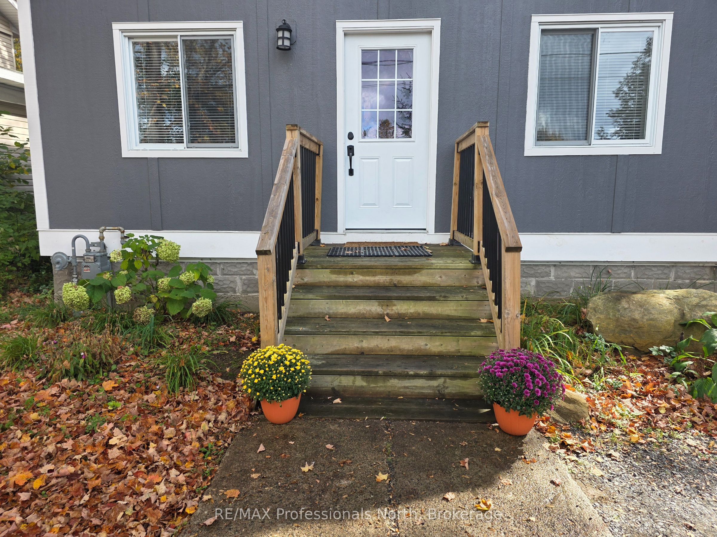 187 Main Street W Property Photo 3