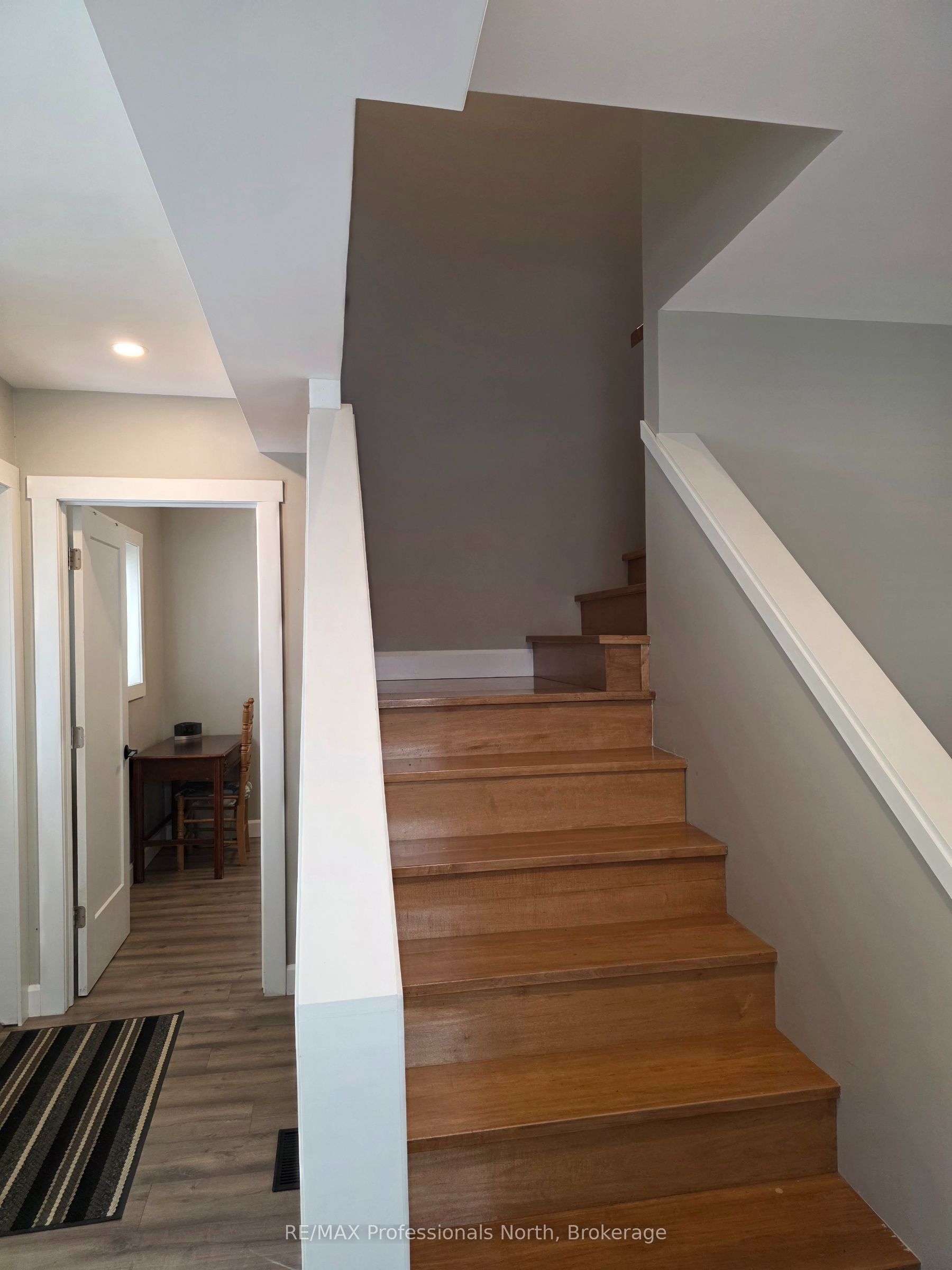 187 Main Street W Property Photo 21