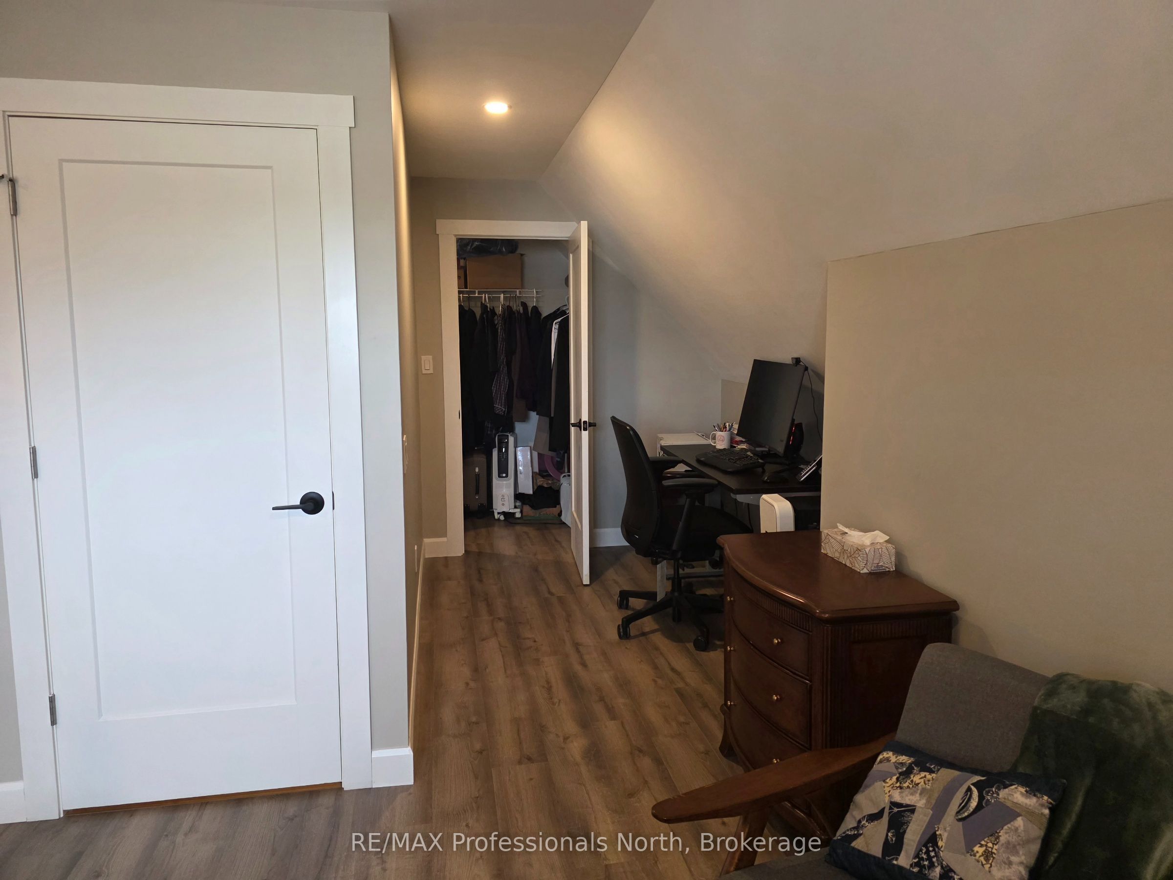 187 Main Street W Property Photo 25