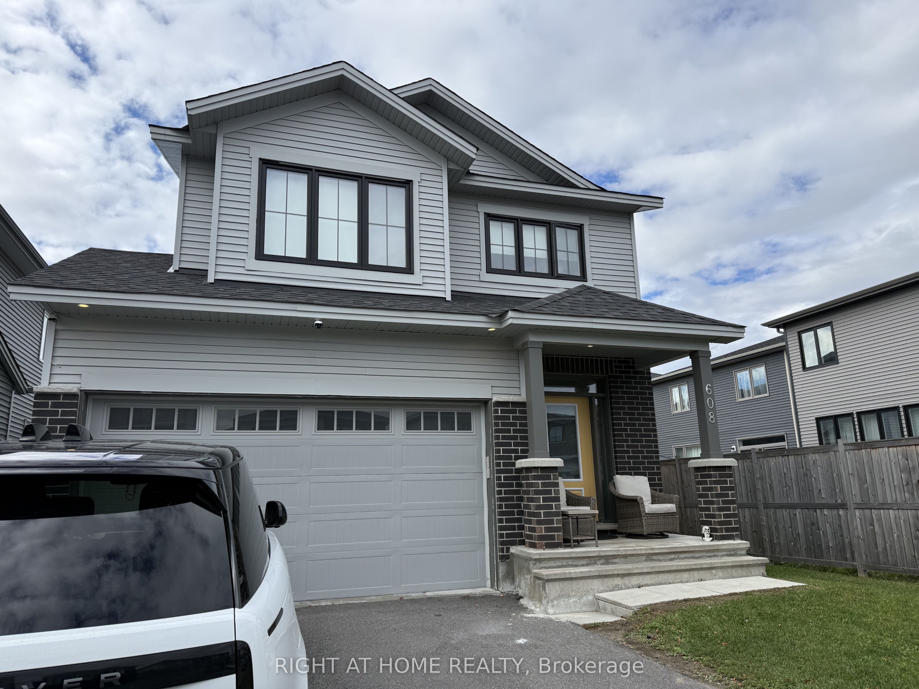 608 Moonflower Crescent Property Photo 1