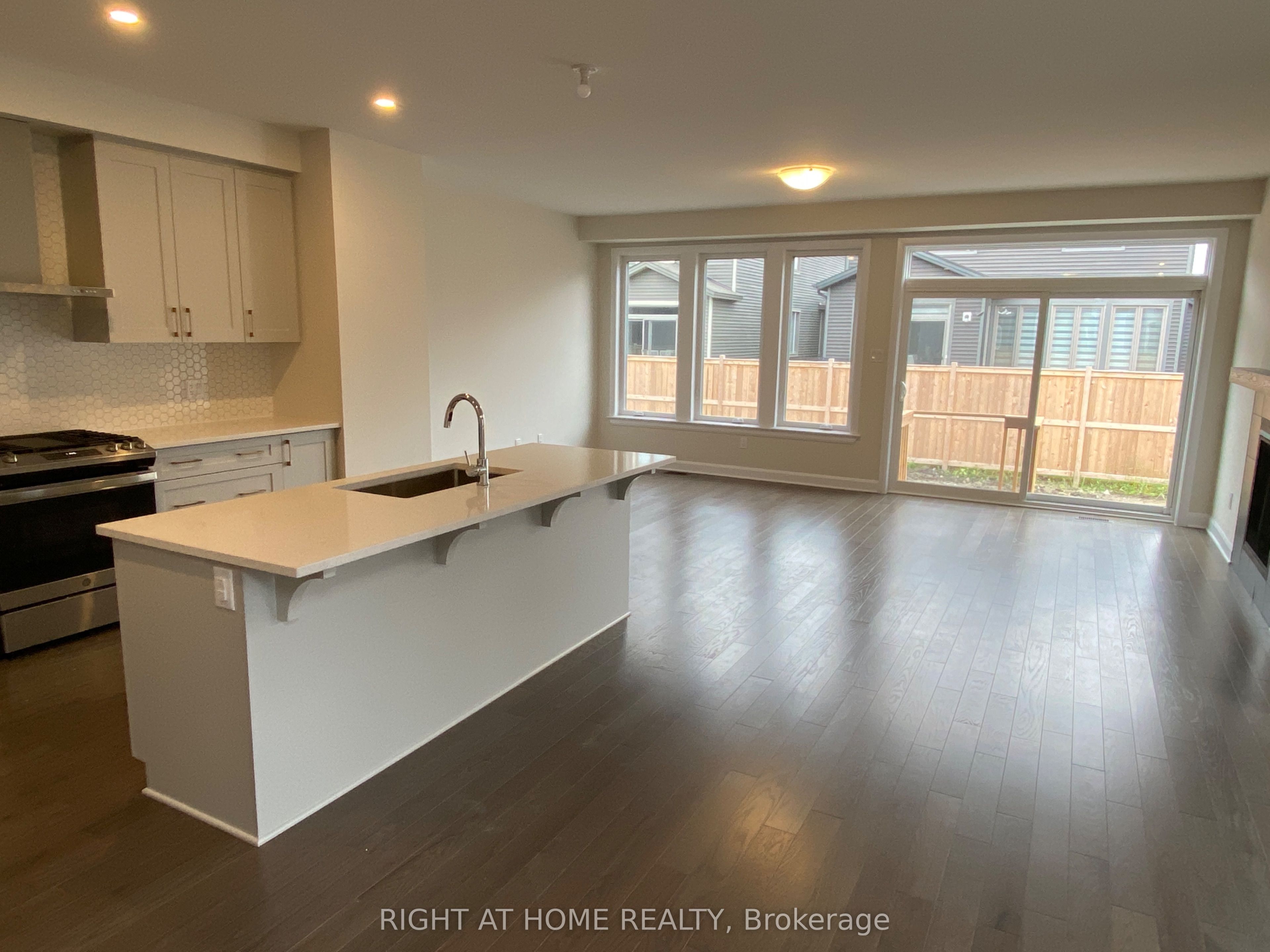 608 Moonflower Crescent Property Photo 2
