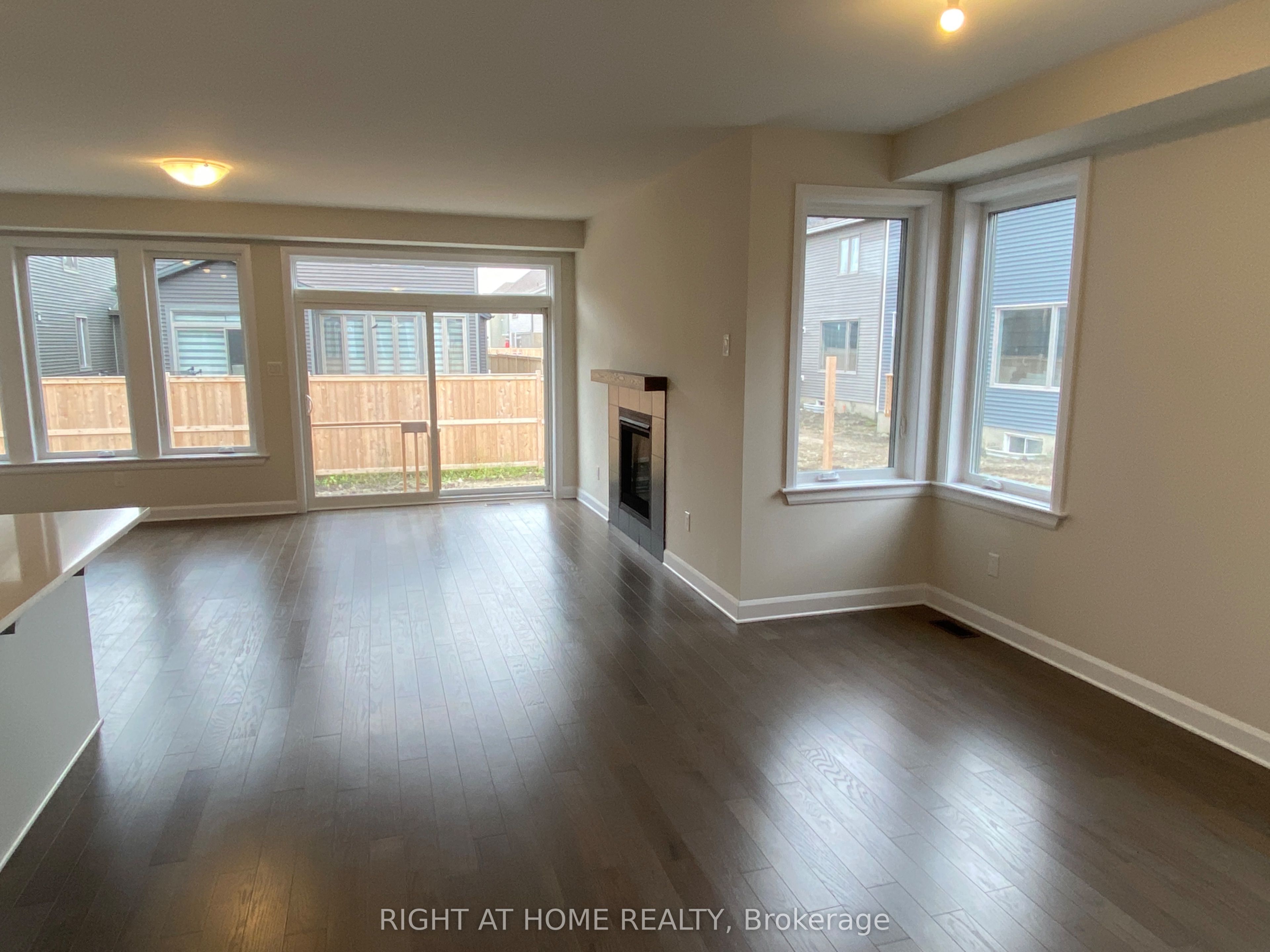 608 Moonflower Crescent Property Photo 3