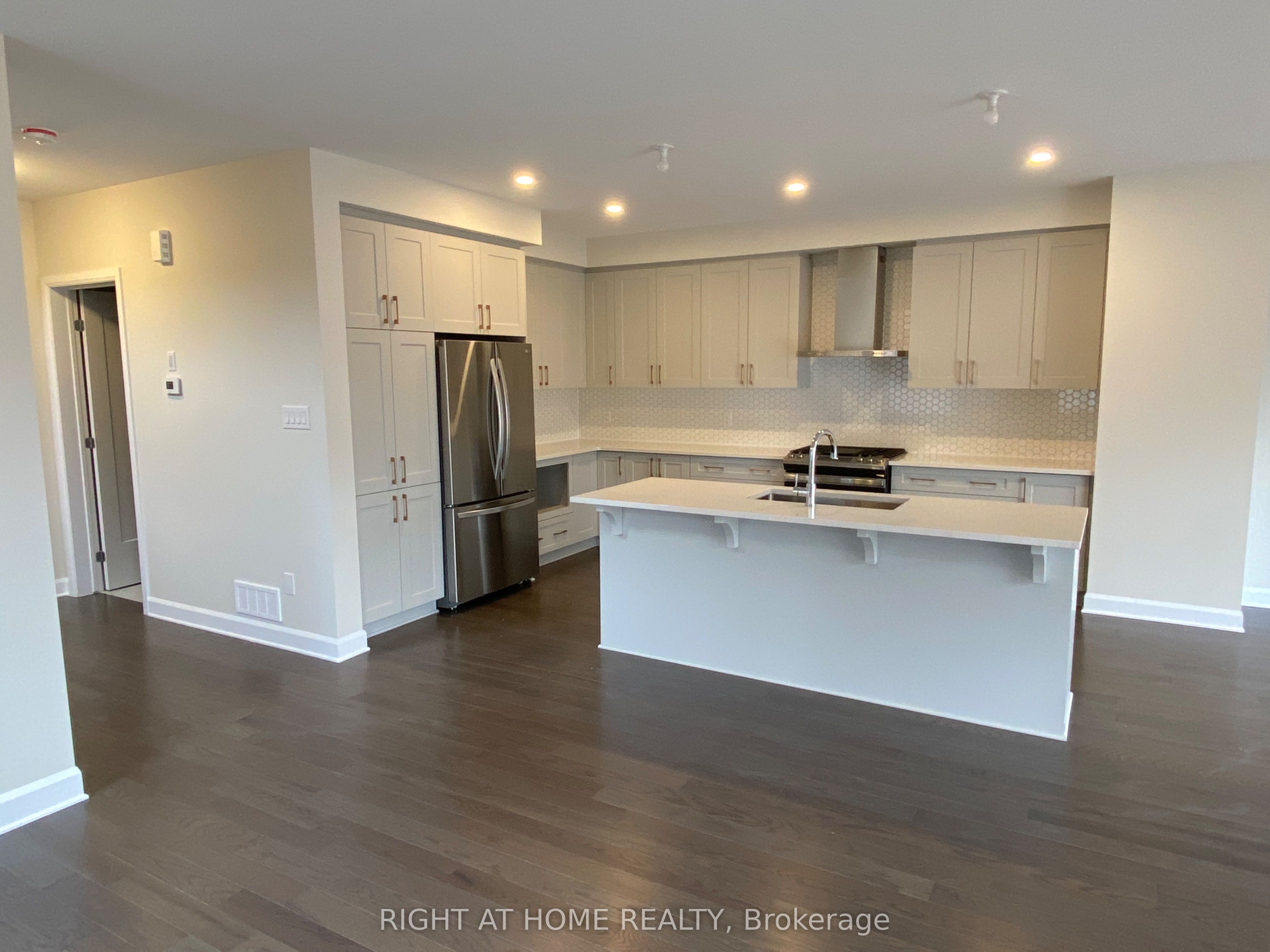 608 Moonflower Crescent Property Photo 4