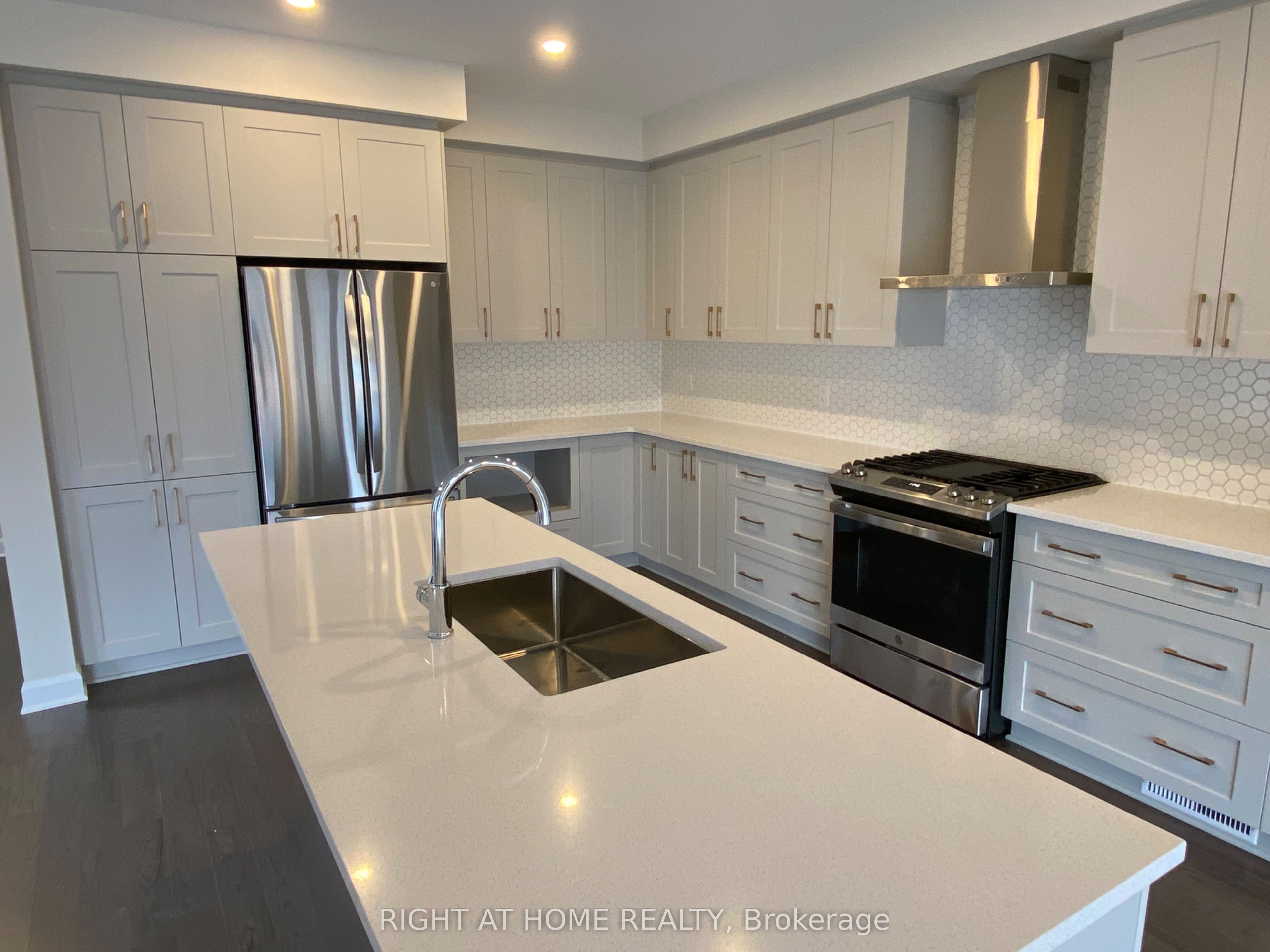 608 Moonflower Crescent Property Photo 5