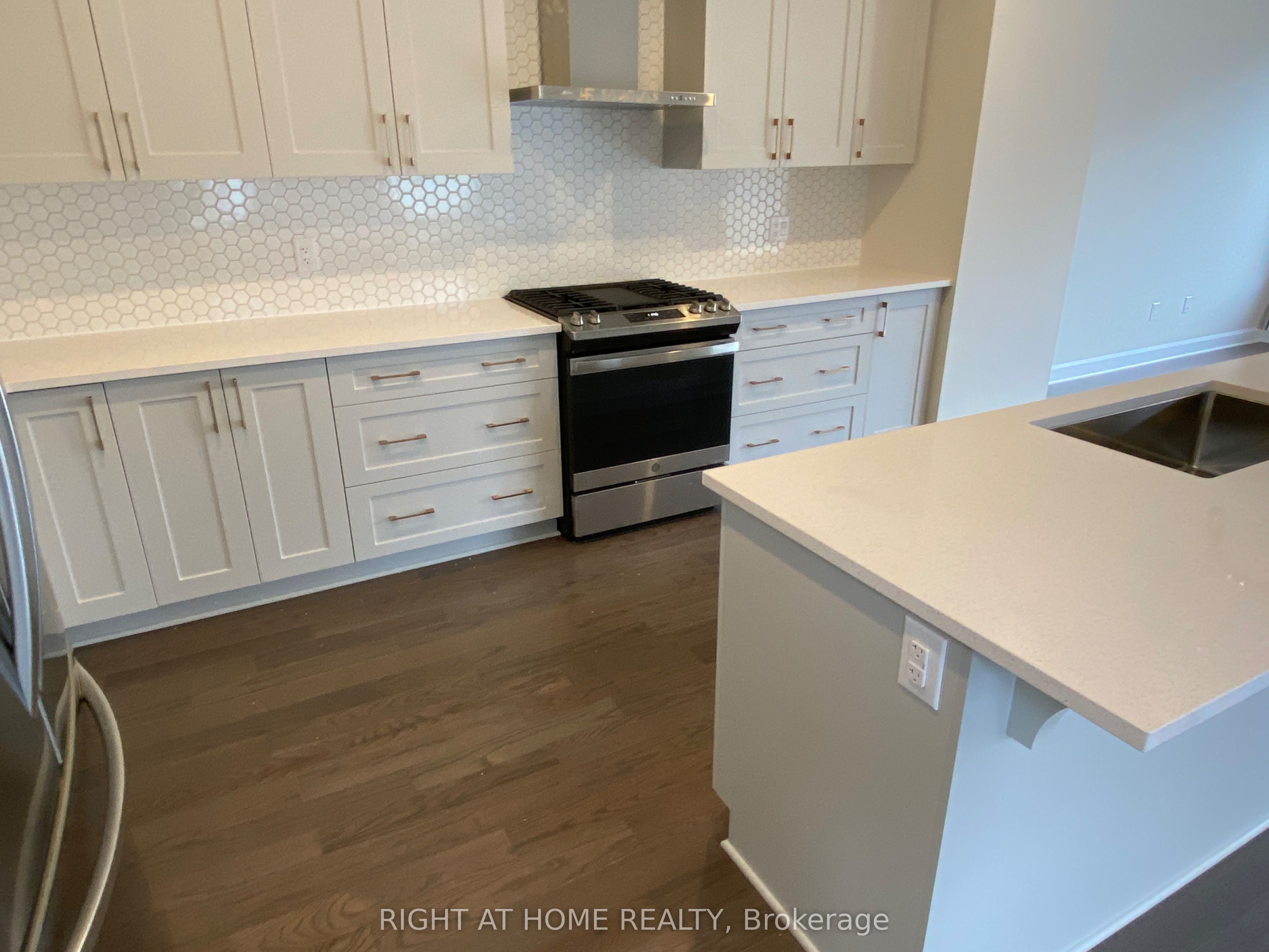 608 Moonflower Crescent Property Photo 6