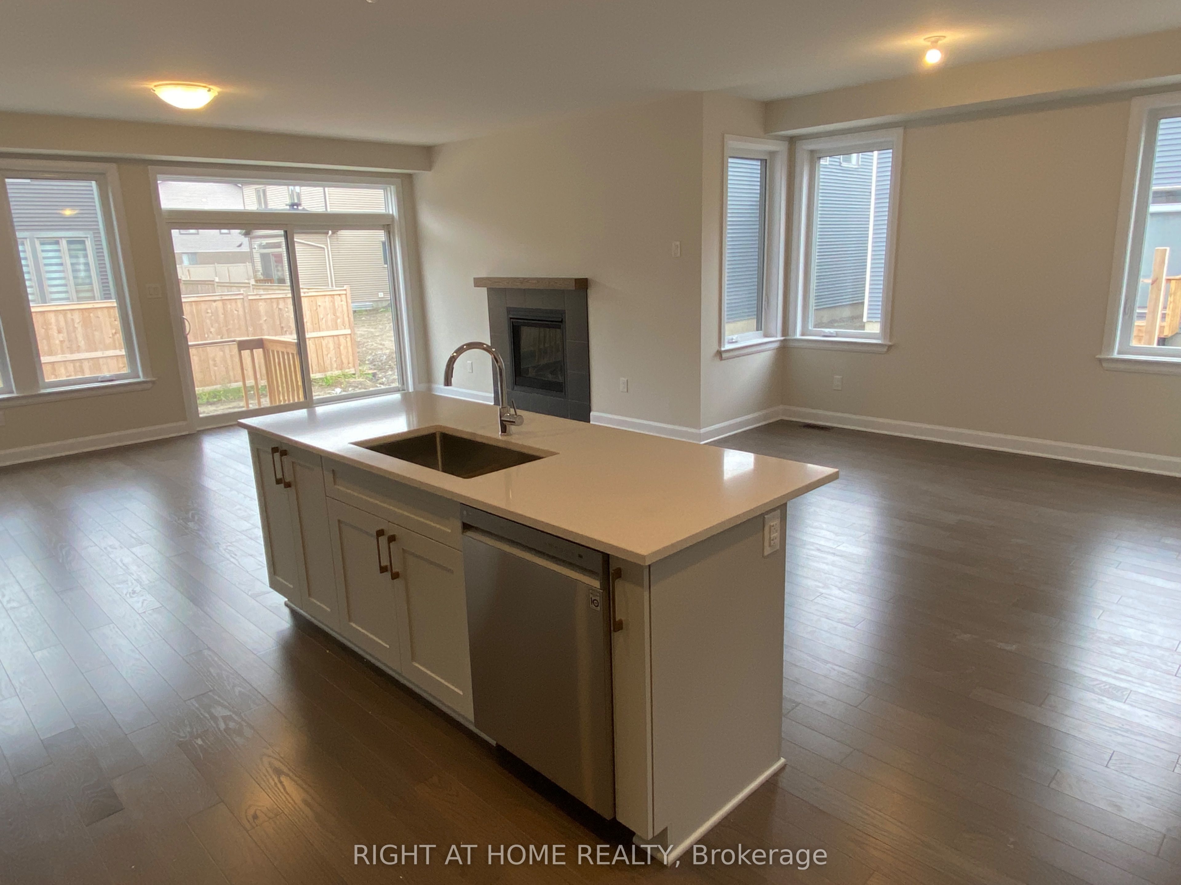 608 Moonflower Crescent Property Photo 8