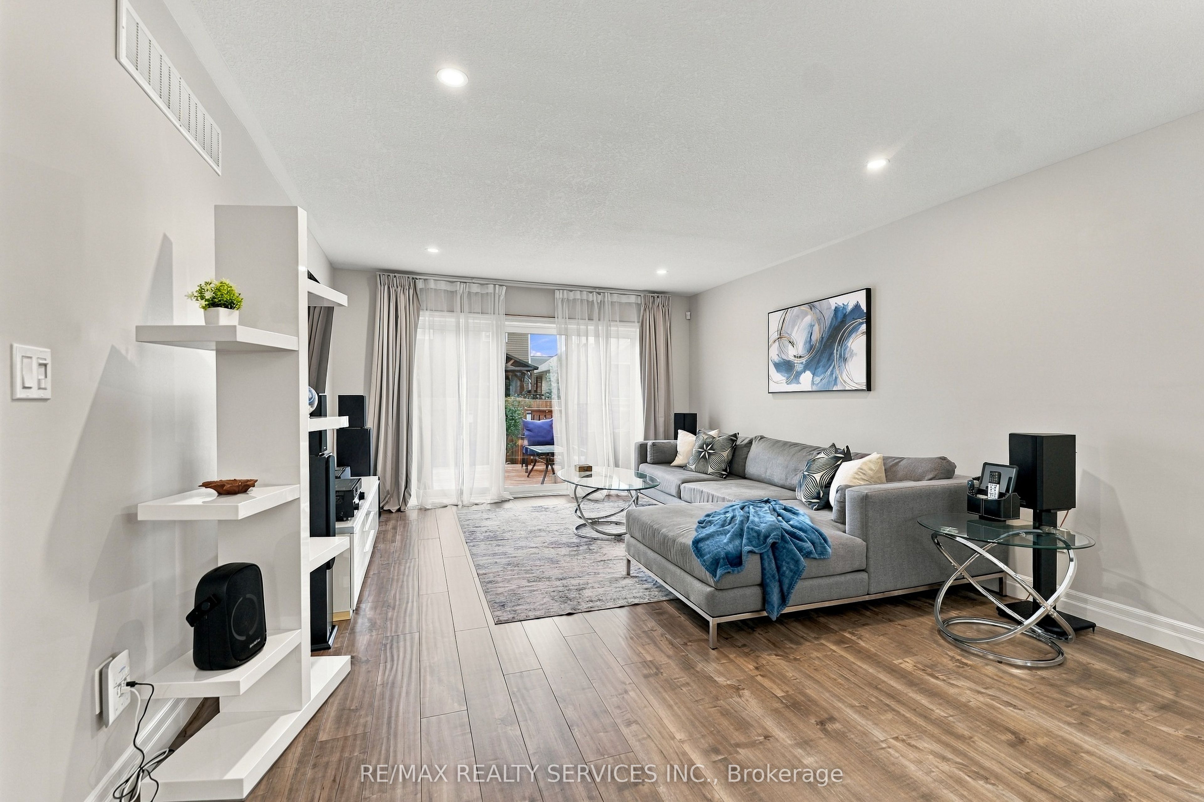 50 Mercedes Drive Property Photo 15
