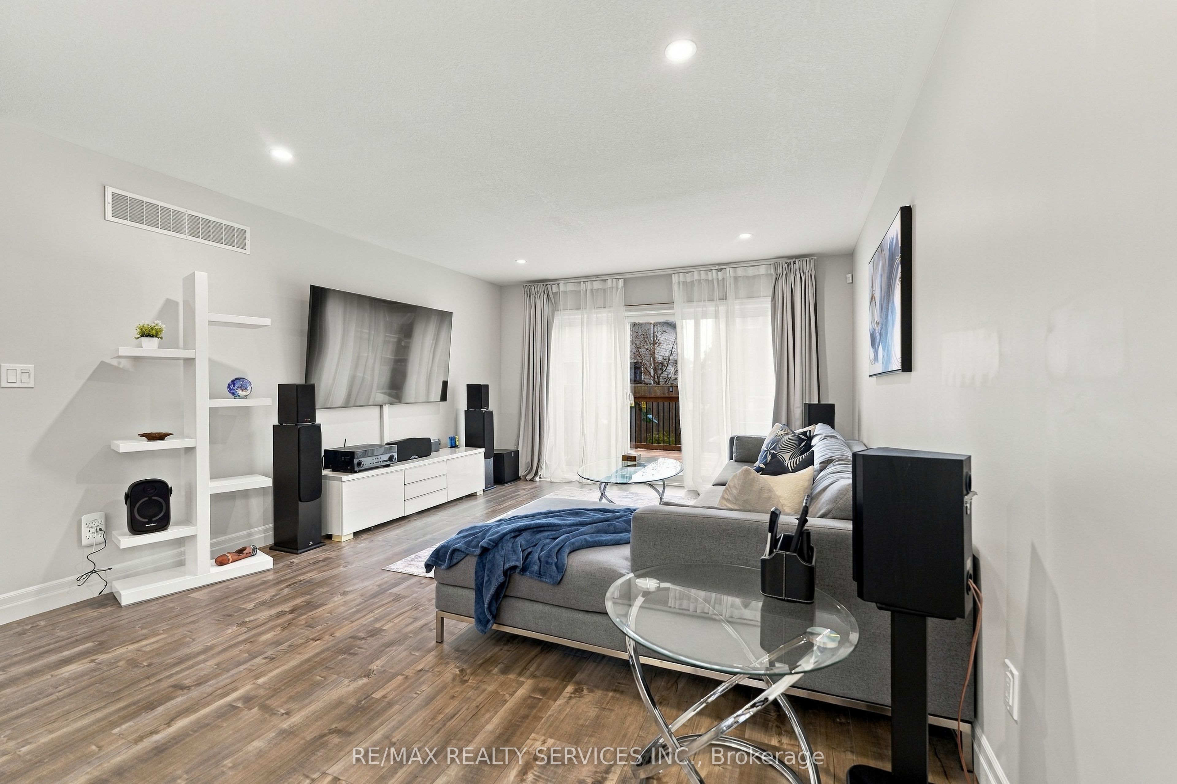 50 Mercedes Drive Property Photo 16