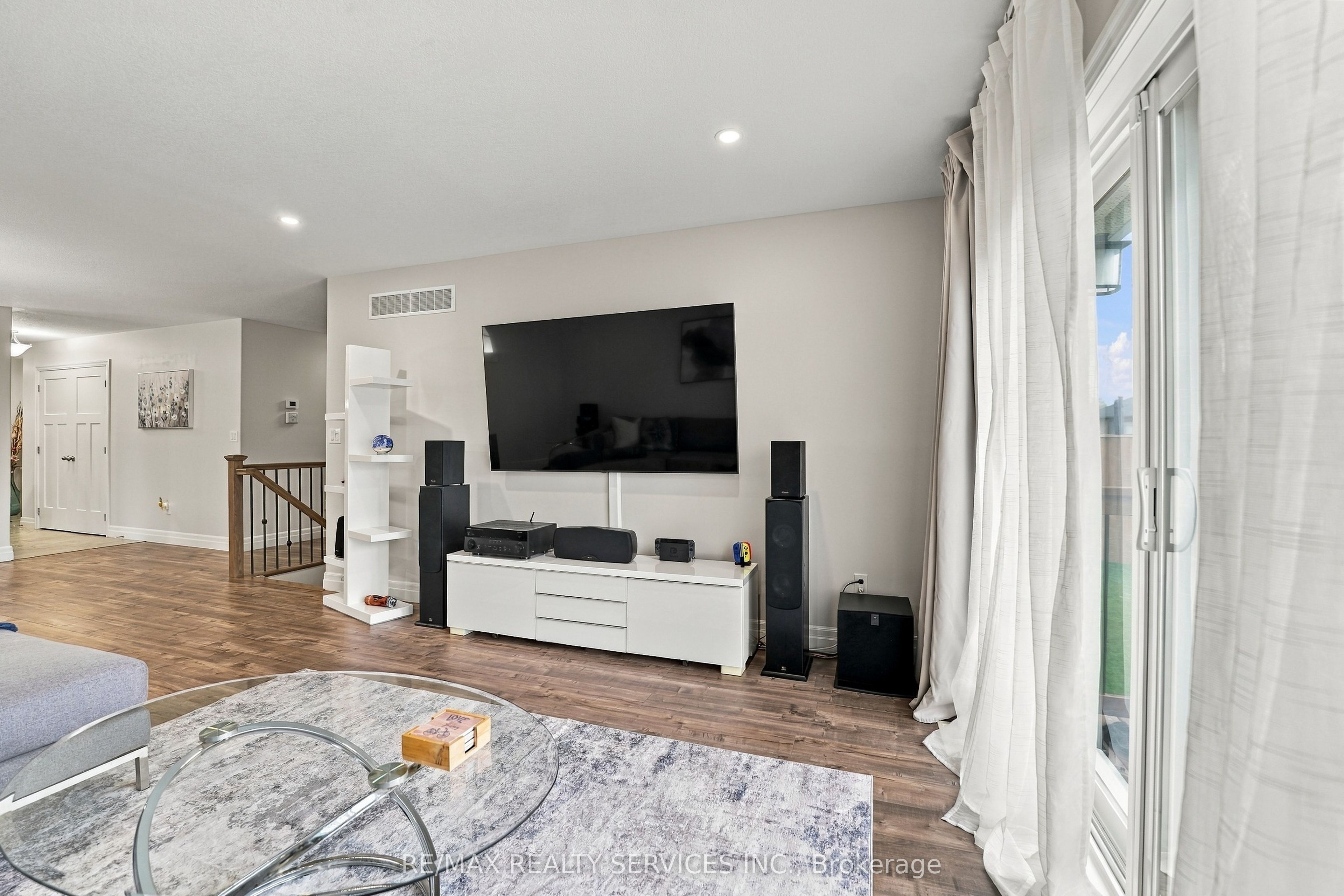 50 Mercedes Drive Property Photo 17