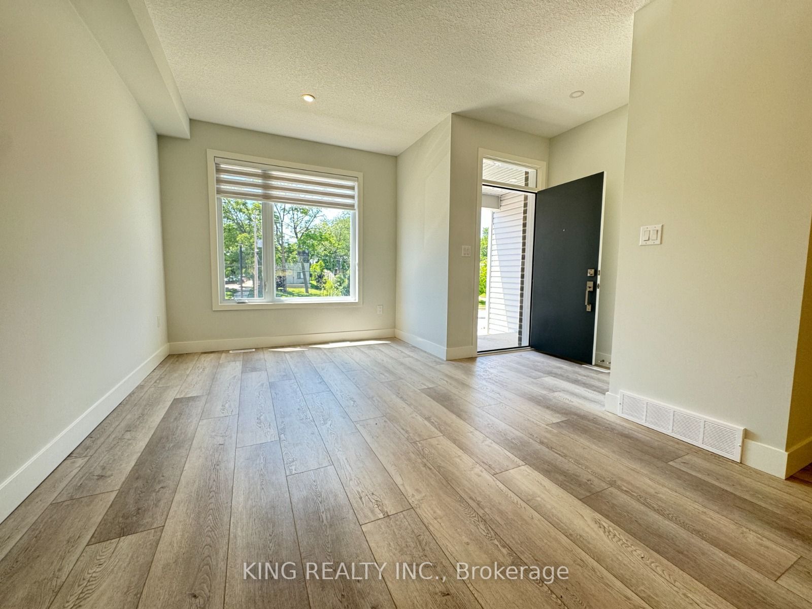 990 Deveron Crescent 47 Property Photo 11