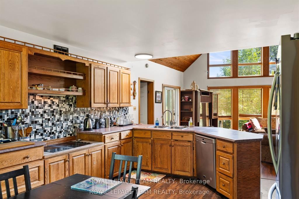 4984 Dunrobin Road Property Photo 9