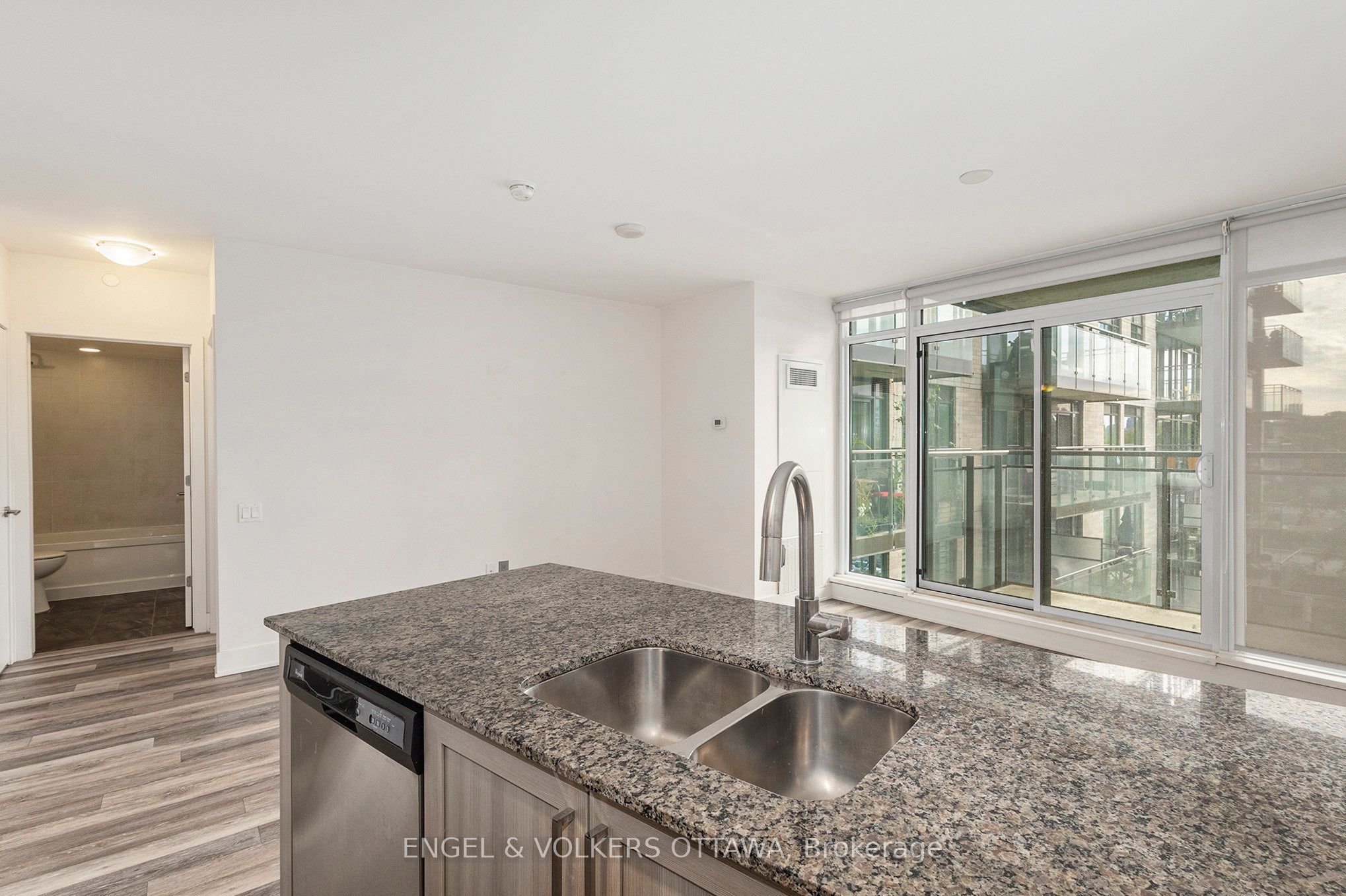 411 Mackay Street 516 Property Photo 6