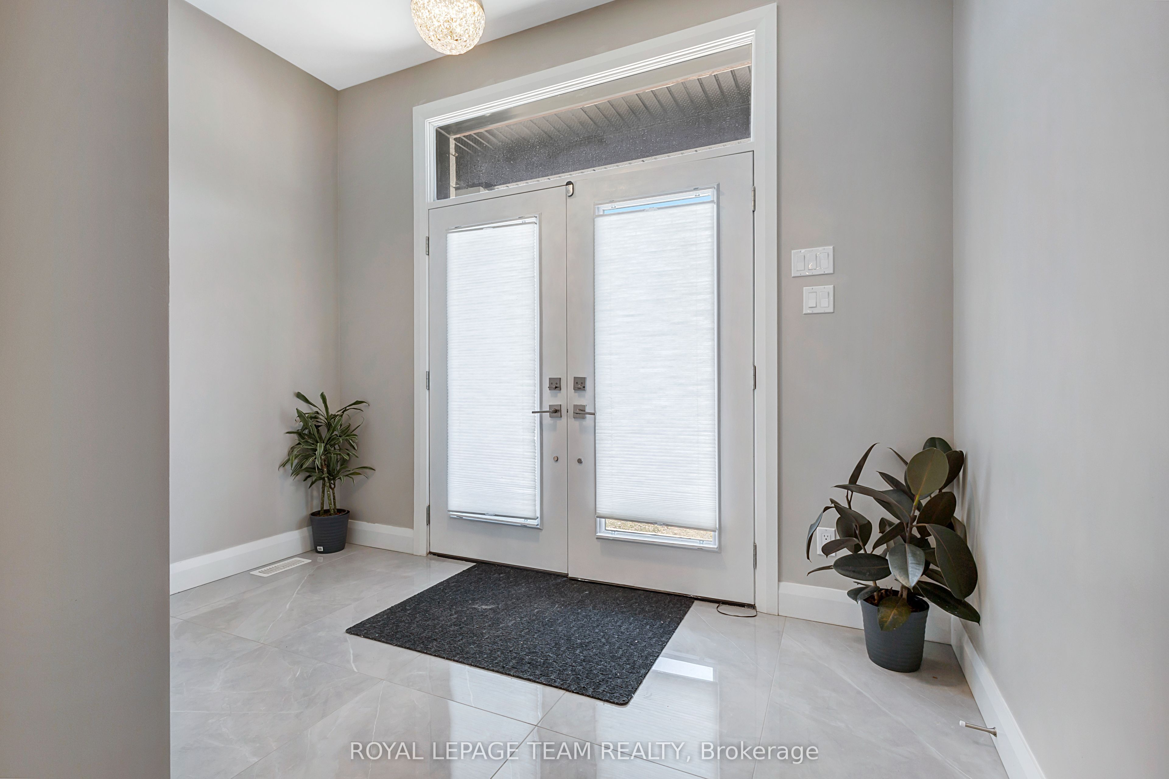 348 Abbeydale Circle Property Photo 2