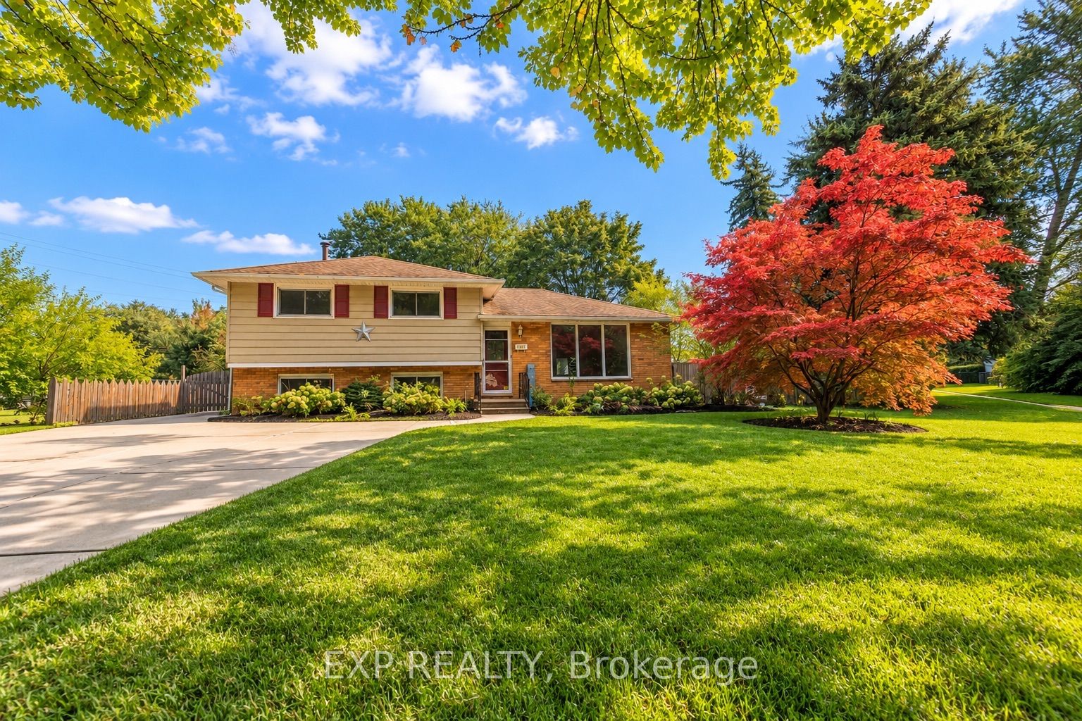 1085 Saint Laurent Drive Property Photo 3