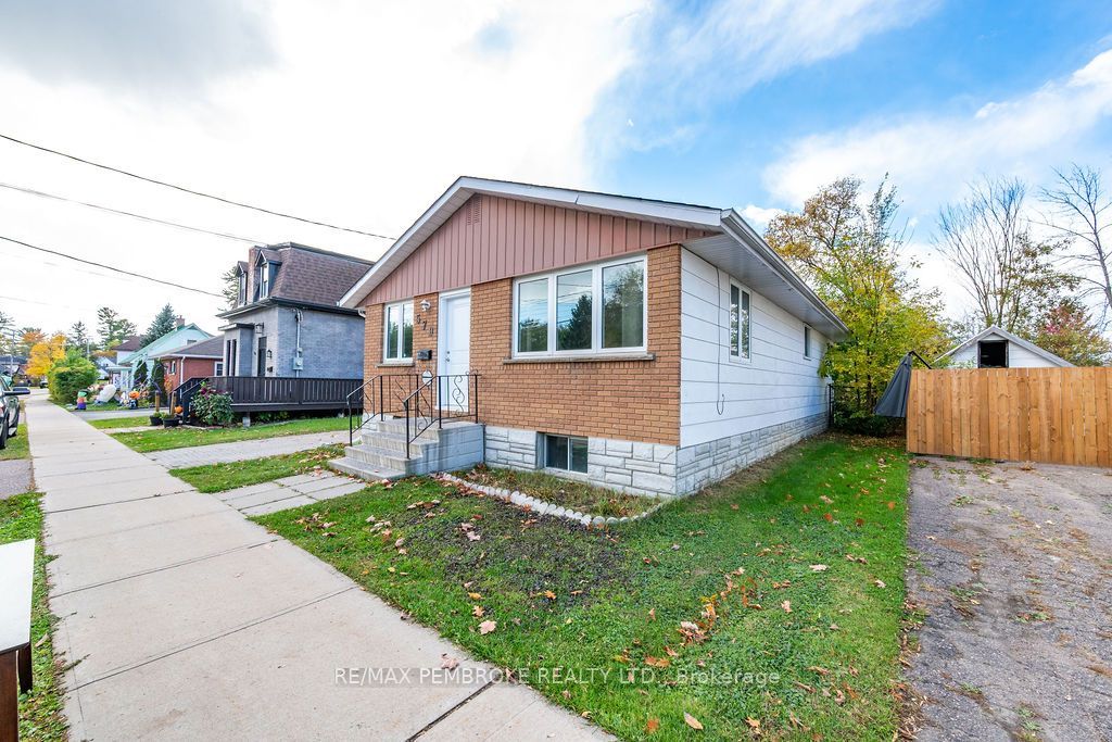 570 Moffat Street Property Photo 3