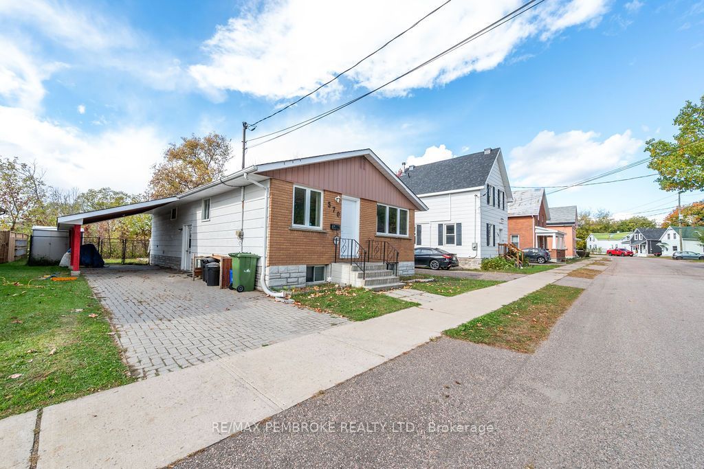 570 Moffat Street Property Photo 4