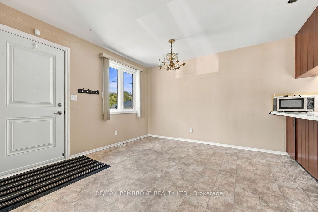 570 Moffat Street Property Photo 6