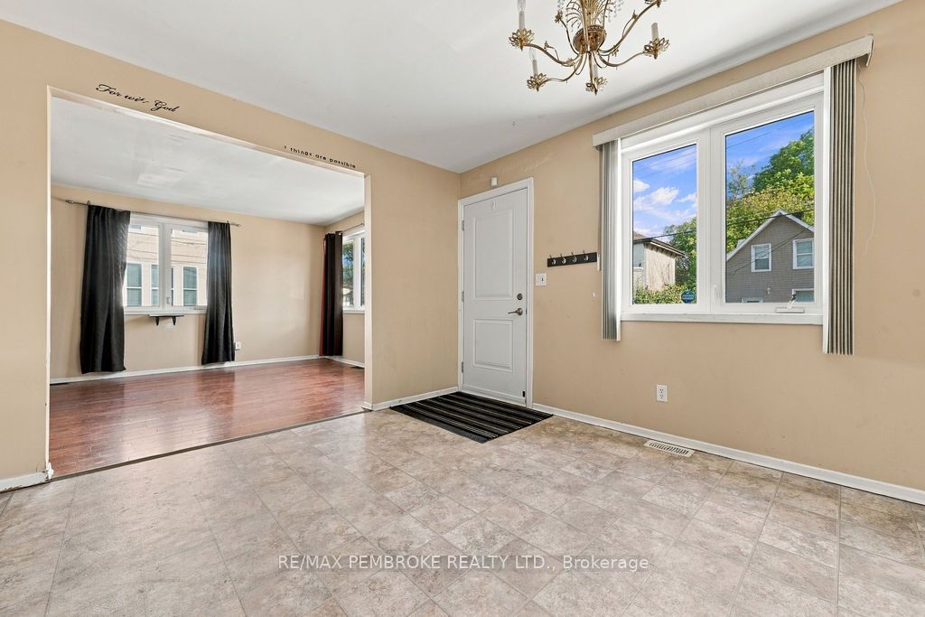 570 Moffat Street Property Photo 7