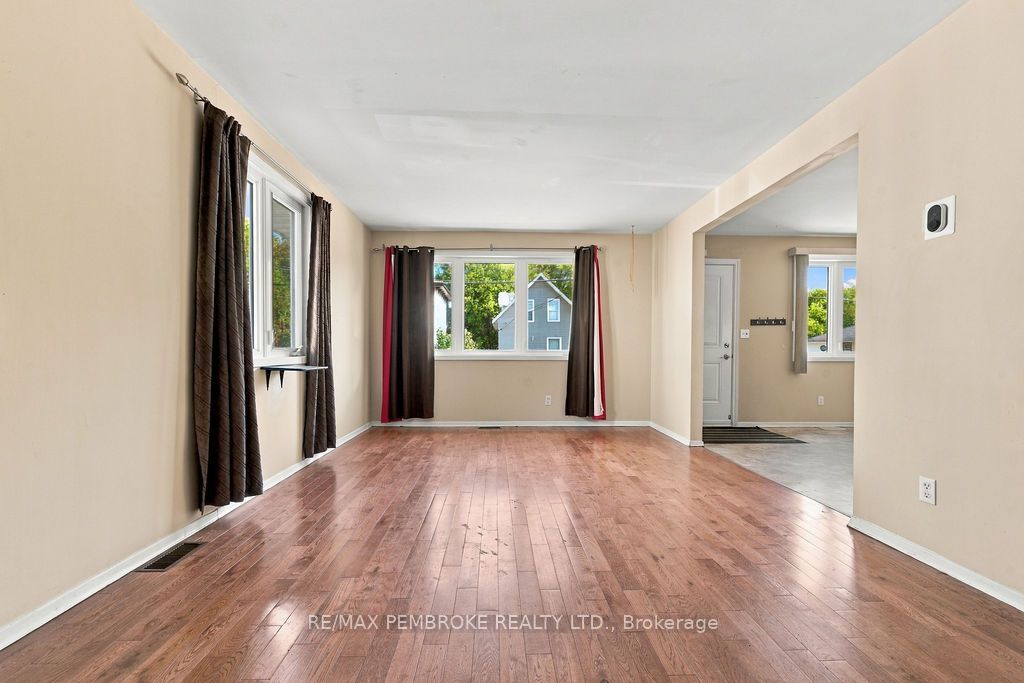 570 Moffat Street Property Photo 8