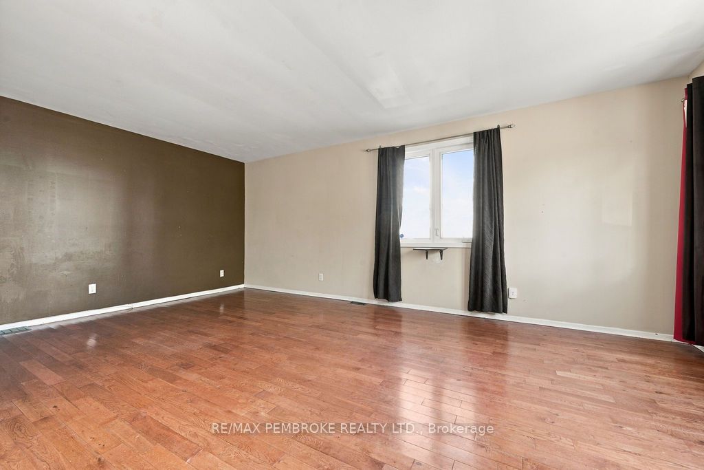 570 Moffat Street Property Photo 9