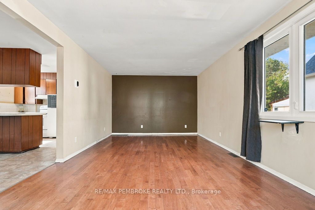 570 Moffat Street Property Photo 10