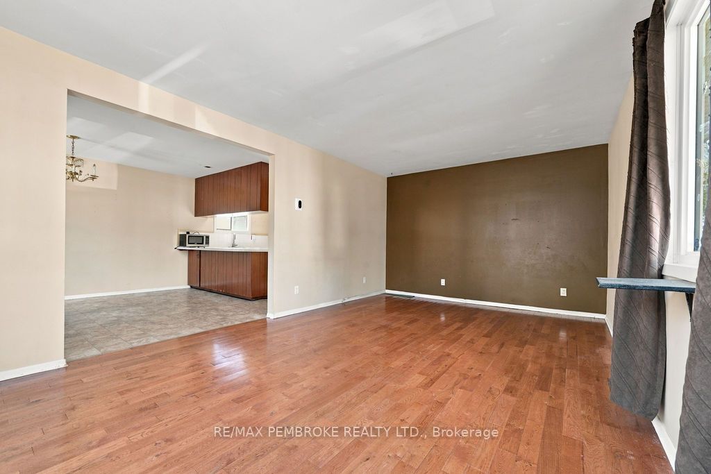 570 Moffat Street Property Photo 11