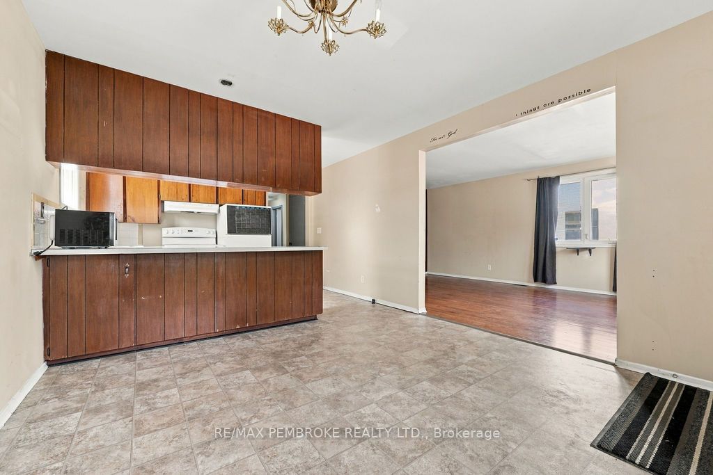 570 Moffat Street Property Photo 12
