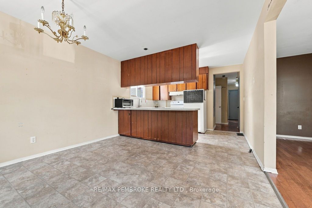 570 Moffat Street Property Photo 13
