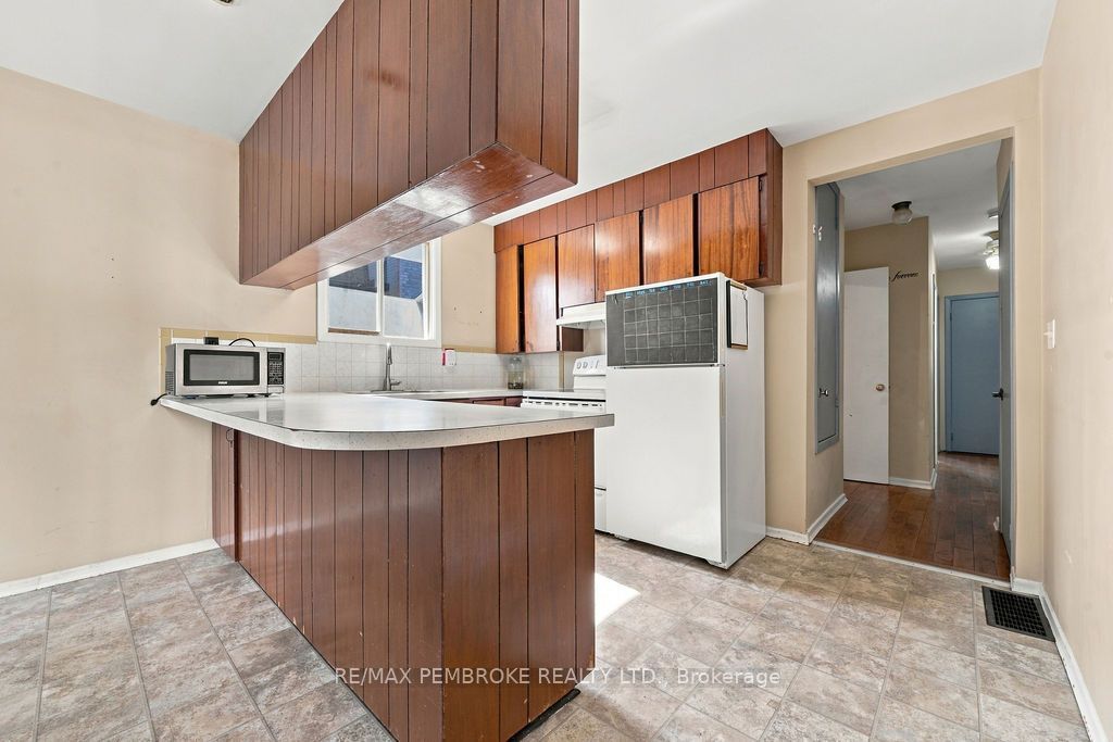570 Moffat Street Property Photo 14