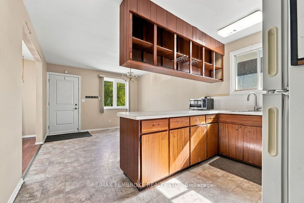 570 Moffat Street Property Photo 15