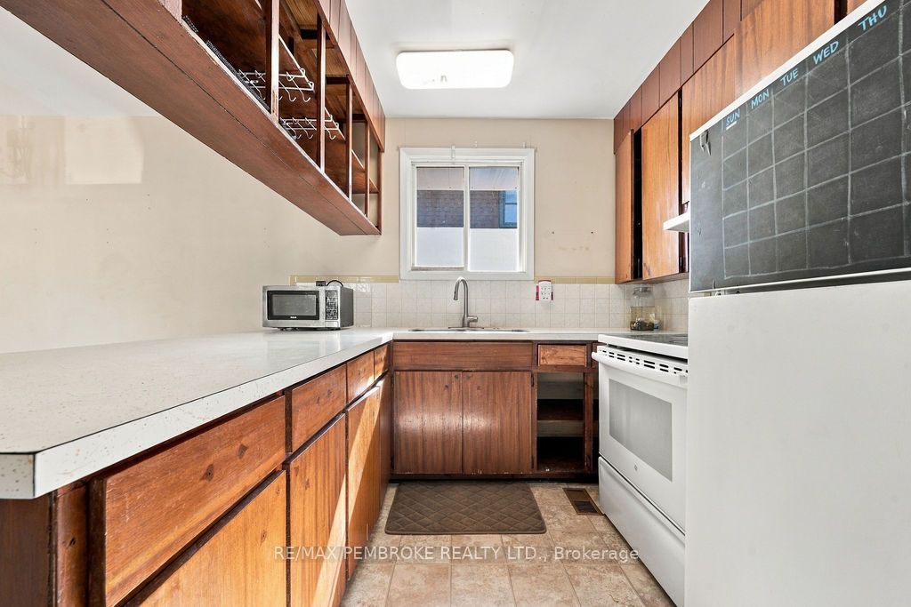 570 Moffat Street Property Photo 16