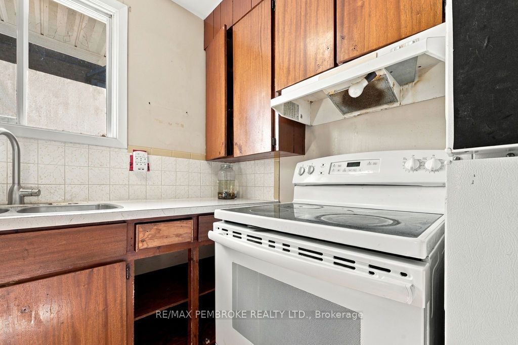 570 Moffat Street Property Photo 17