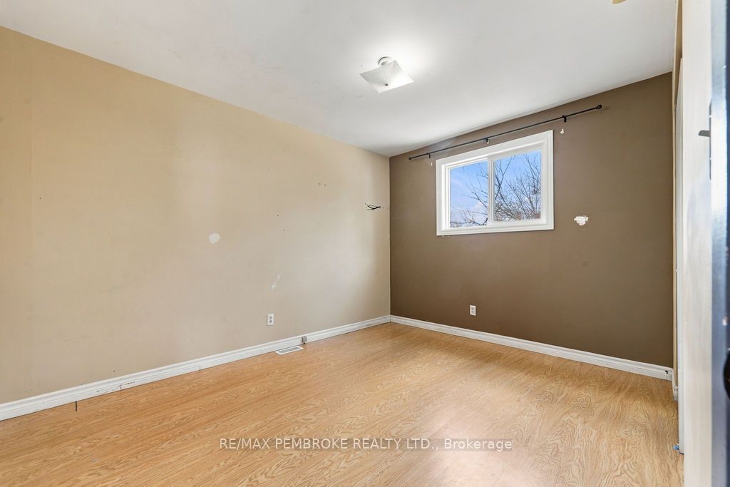 570 Moffat Street Property Photo 21