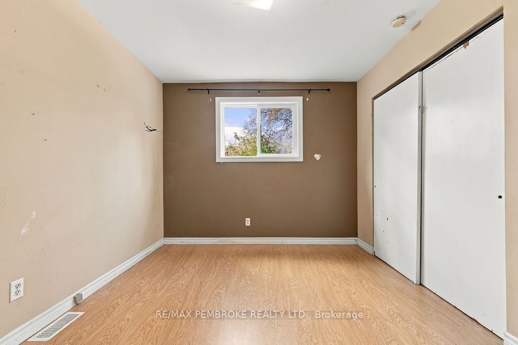 570 Moffat Street Property Photo 22