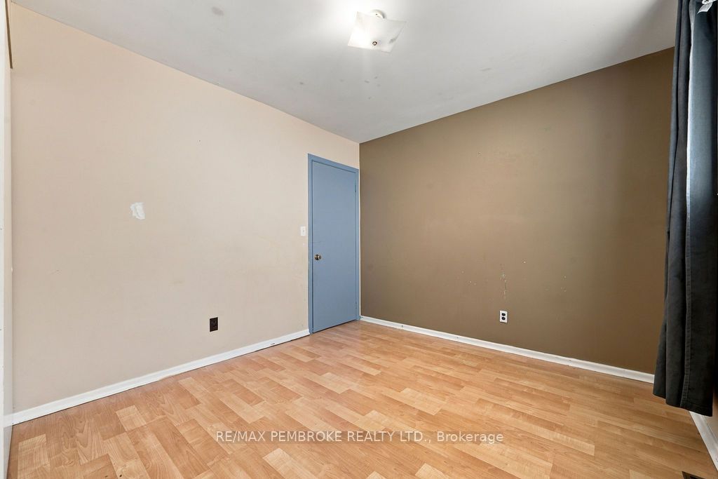 570 Moffat Street Property Photo 23
