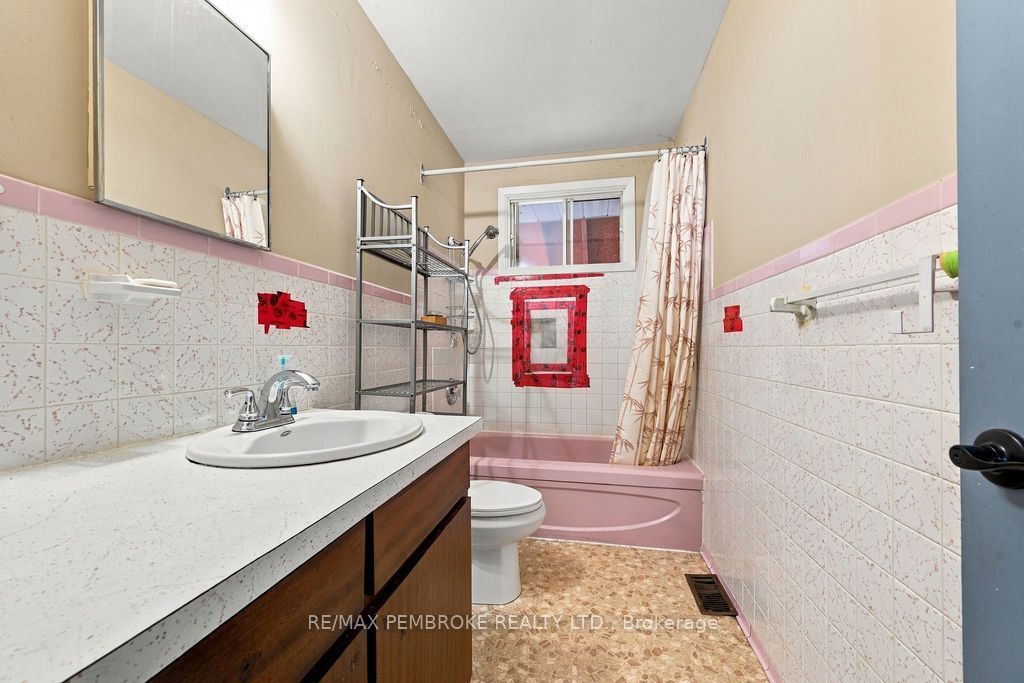 570 Moffat Street Property Photo 25