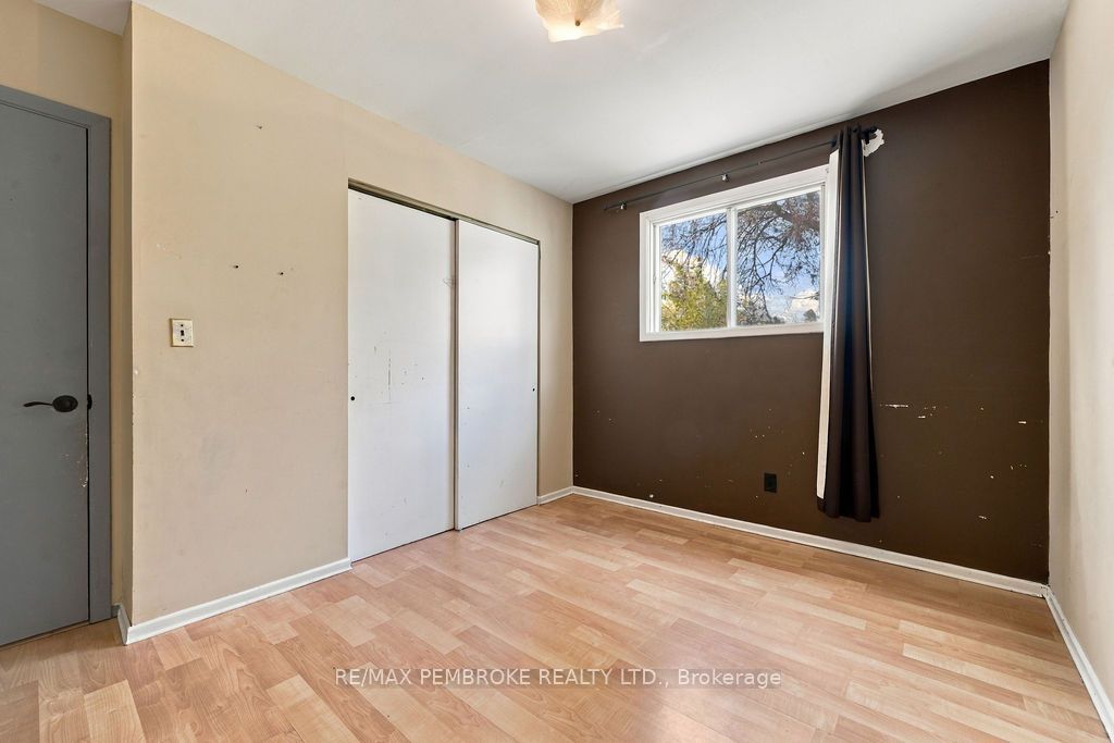 570 Moffat Street Property Photo 27