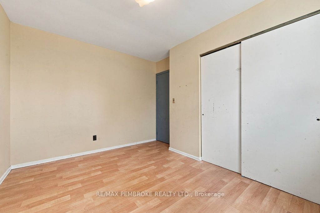 570 Moffat Street Property Photo 28