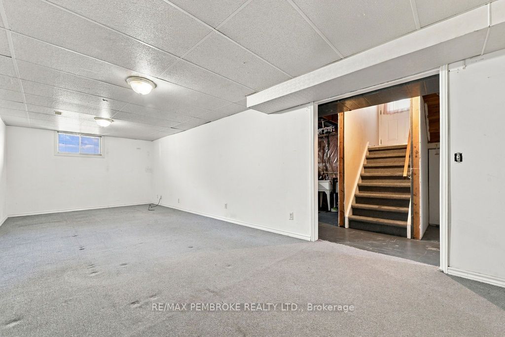 570 Moffat Street Property Photo 29