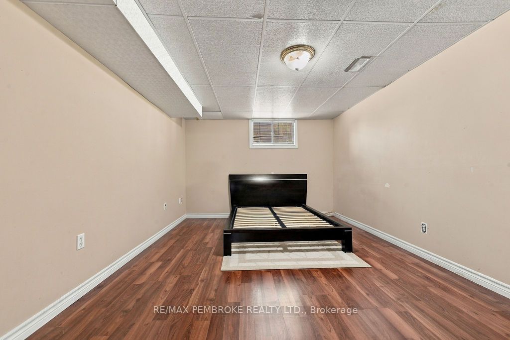 570 Moffat Street Property Photo 32