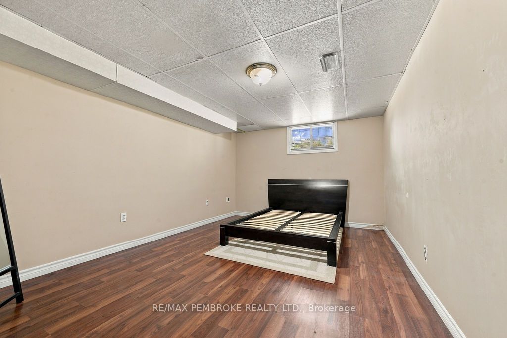 570 Moffat Street Property Photo 34