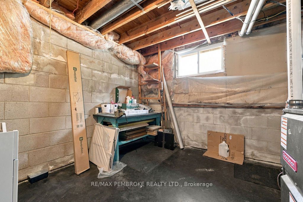 570 Moffat Street Property Photo 39