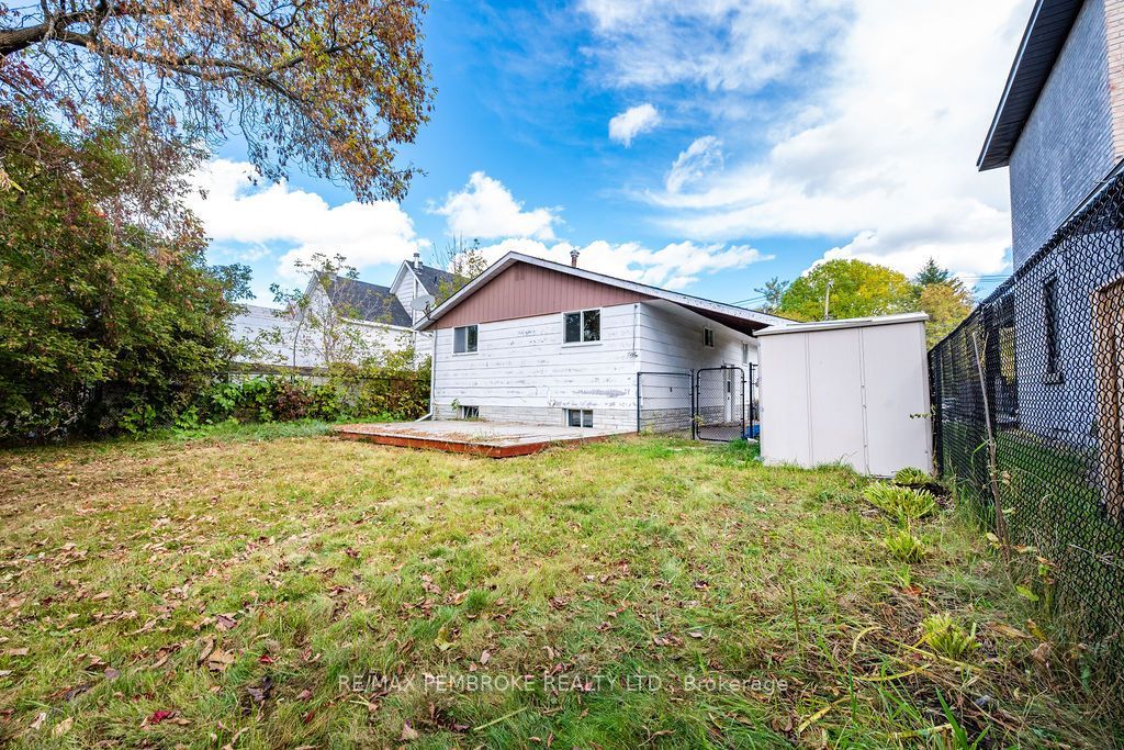 570 Moffat Street Property Photo 40