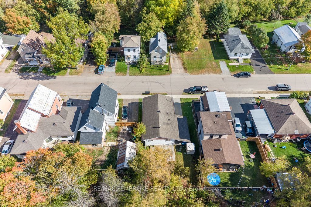 570 Moffat Street Property Photo 44