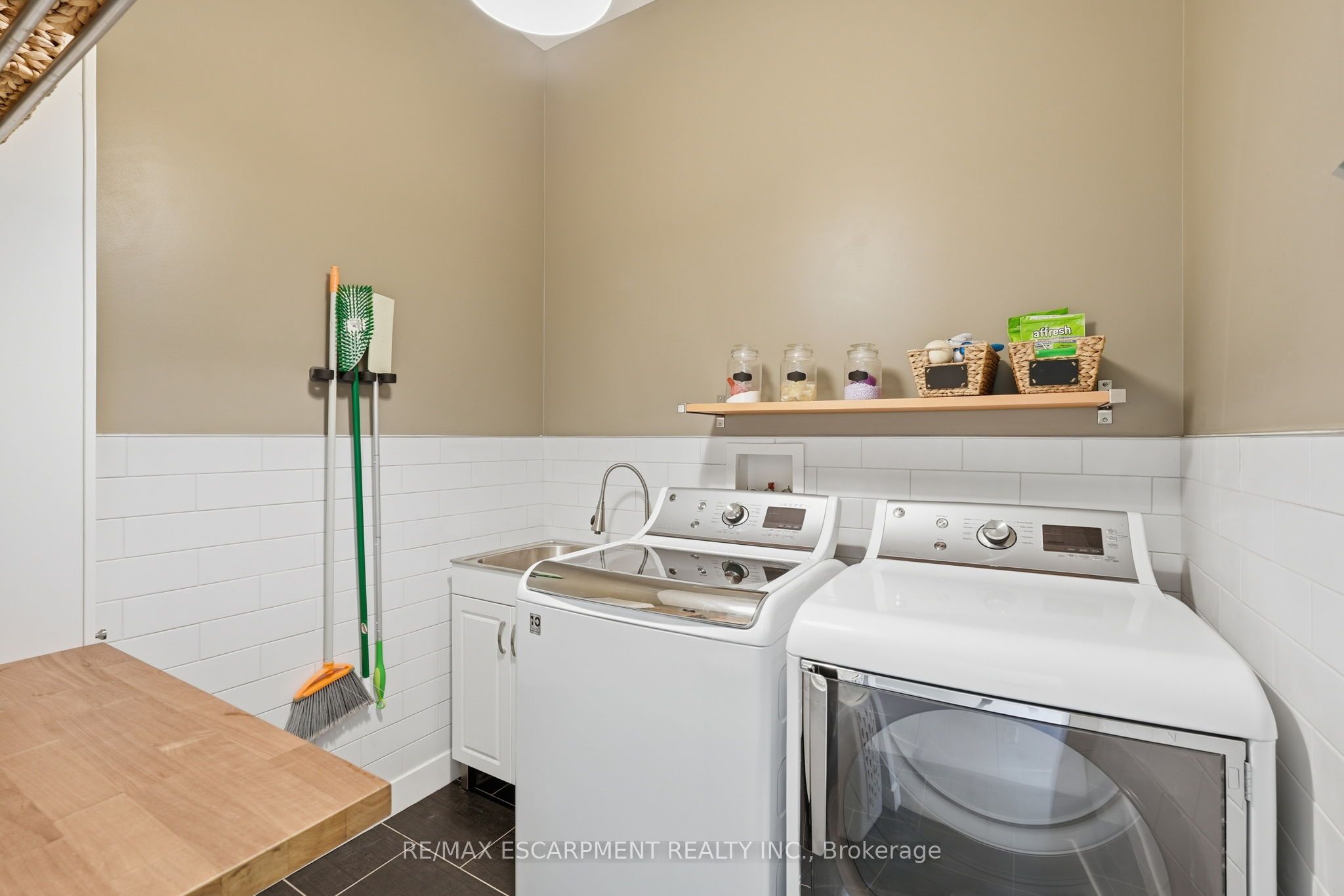 414 John Street Property Photo 39