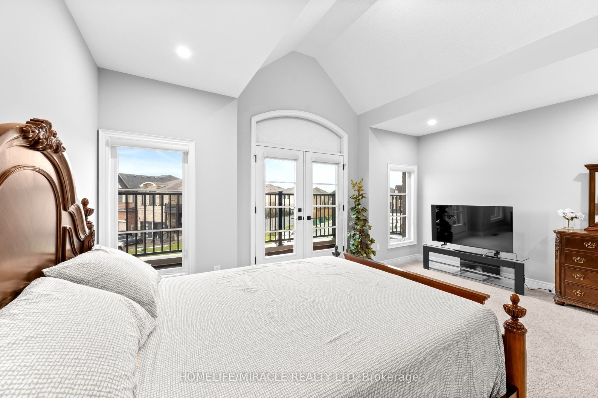 147 Ambrous Crescent Property Photo 36